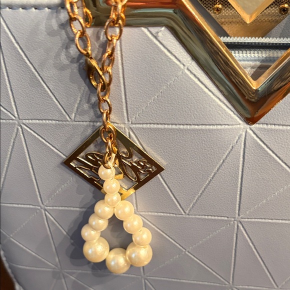 Elegant White Handbag with Gold Accents - Picture 3 of 17